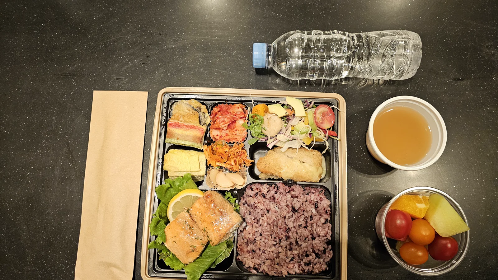 연어와 잡곡밥, 반찬으로 구성한 실제 주문 도시락과 국, 과일, 생수