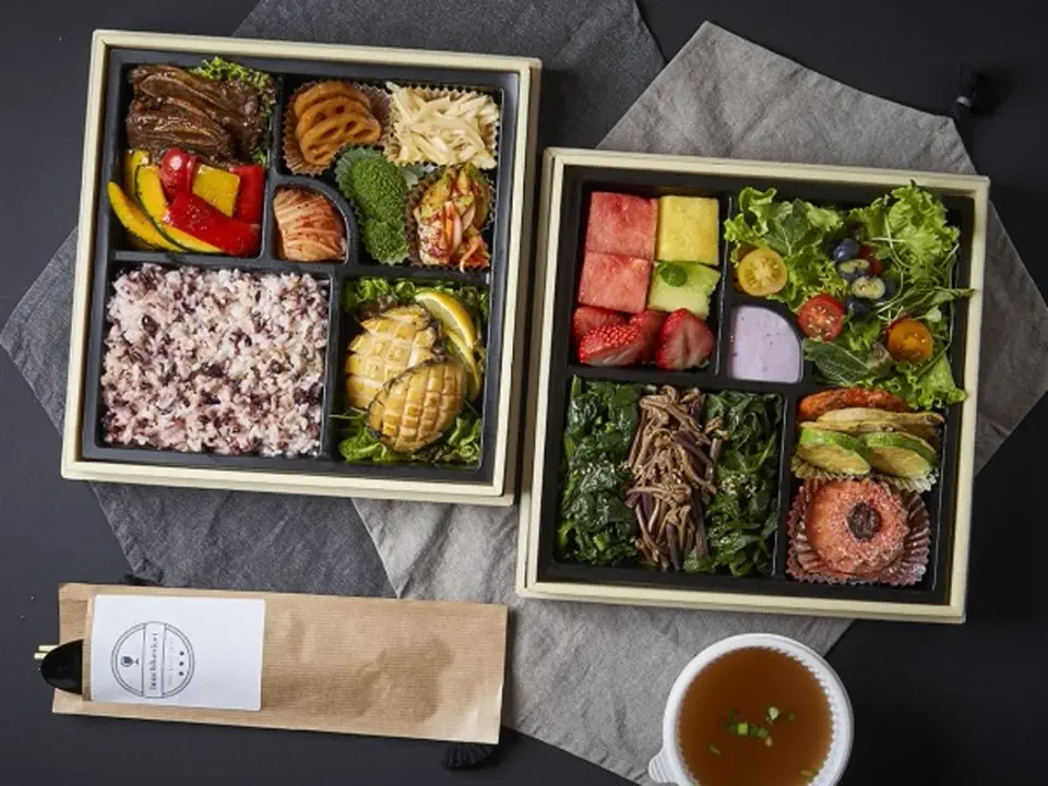 잡곡밥과 갈비, 전복, 샐러드와 과일로 구성한 실제 프리미엄 도시락